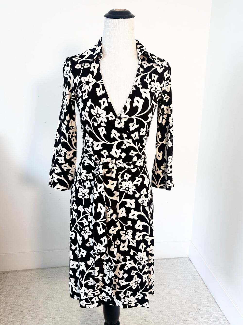 DIANE VON FURSTENBERG Jeanne Size 2 Black/White Silk Wrap Dress Designer Classic